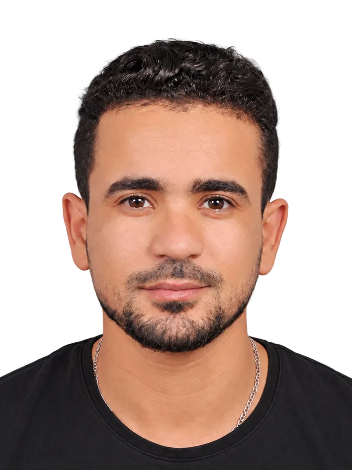 Portrait de Jamal Benmbark, cadré au-dessus de la poitrine